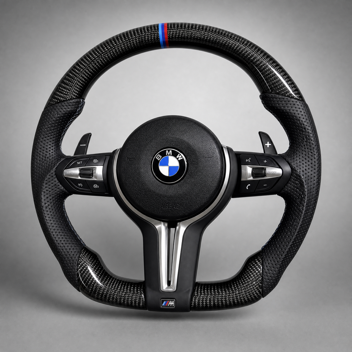 Volant BMW M Sport Méplat Custom – Carbone & Cuir Perforé | Bande bleu et rouge M