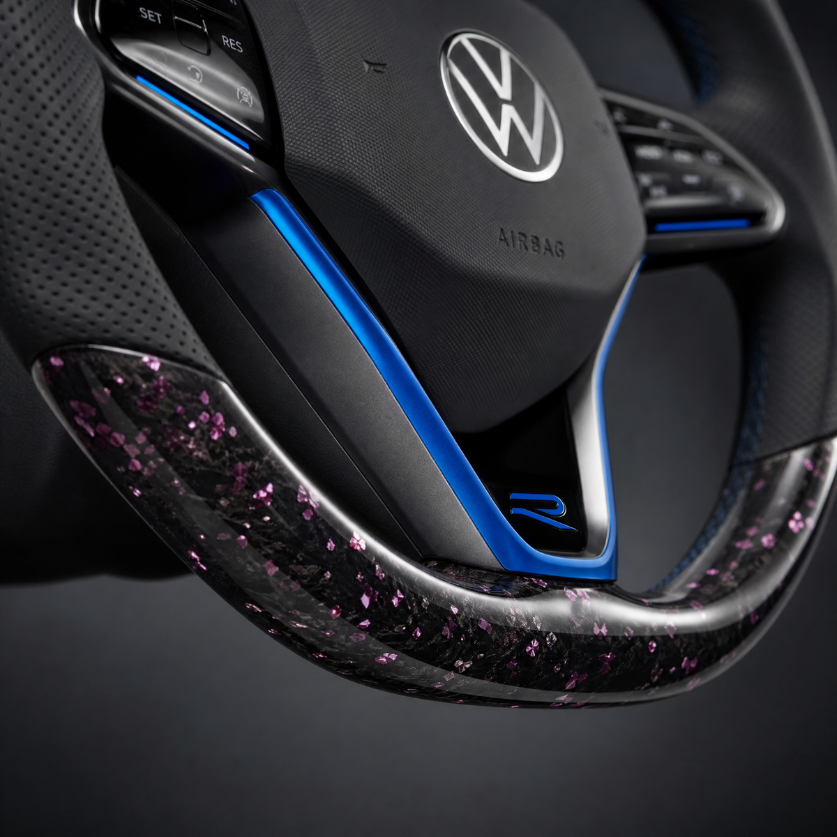 Volant VW Golf R Custom – Carbone Forgé Rose | Accents Bleus & Badge R
