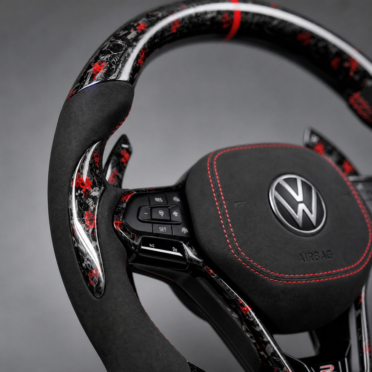 Volant VW Golf R Custom – Carbone Forgé Rouge | Alcantara & Badge R