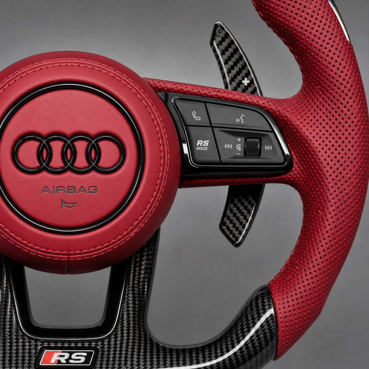 Volant Audi RS – Carbone & Cuir Perforé Rouge