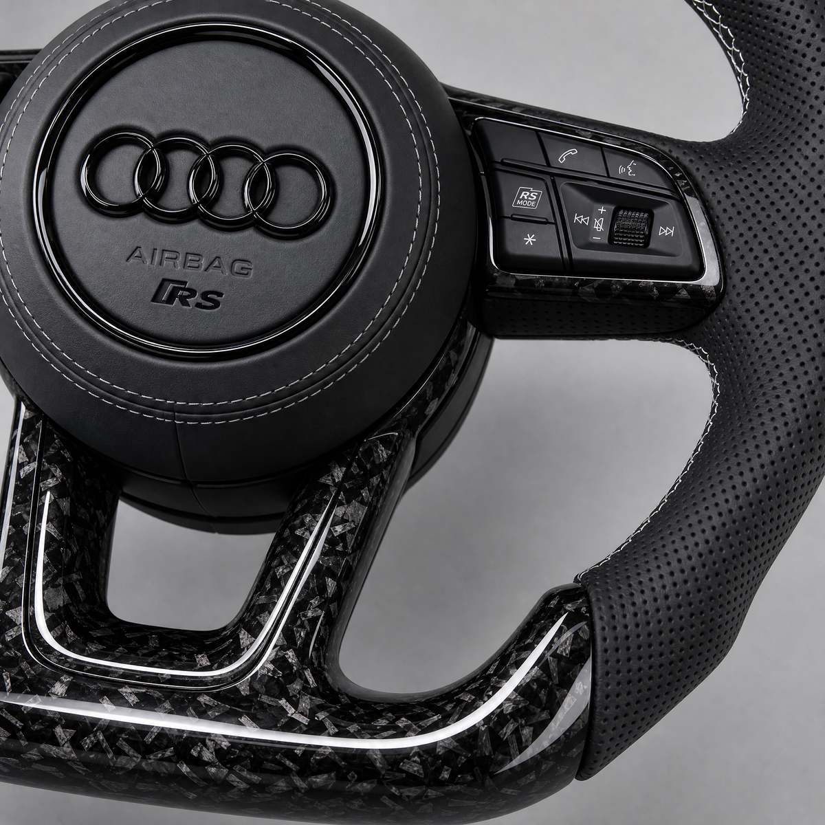 Volant Audi RS – Carbone Forgé | Cuir Perforé